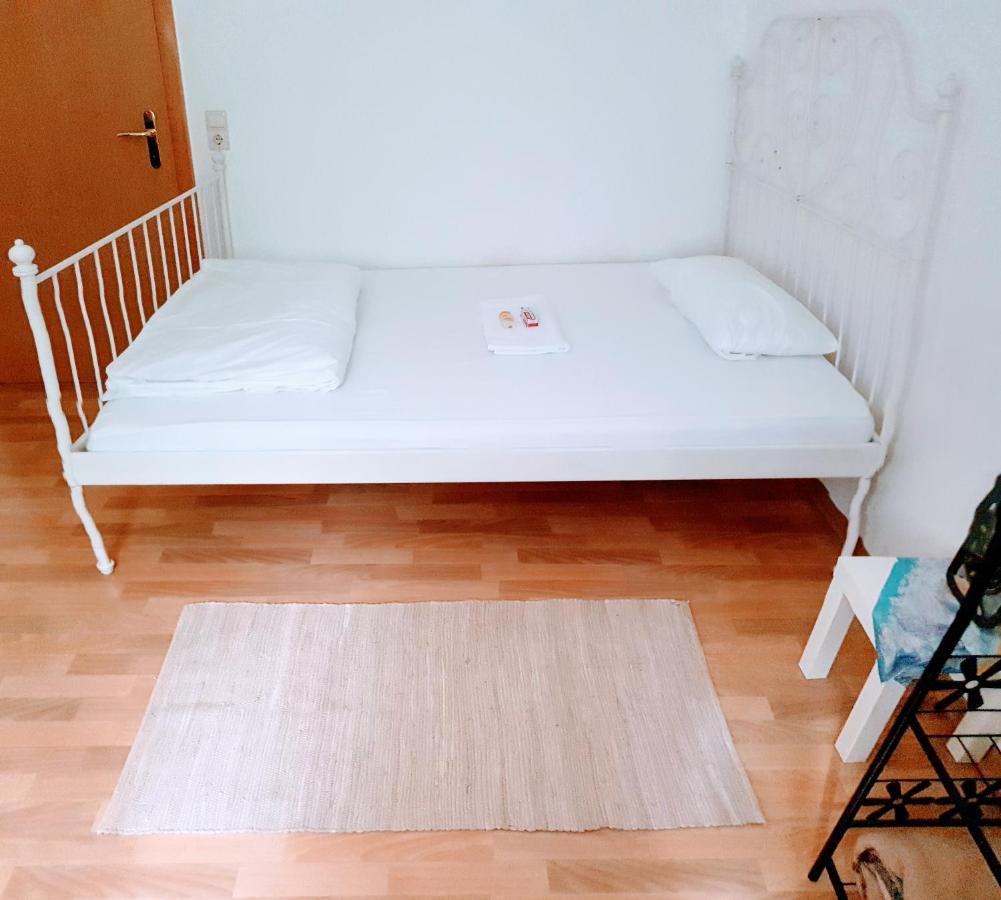 Budget Rooms In Halle With Shared Bathroom, Free Wifi, Netflix & Ipad المظهر الخارجي الصورة